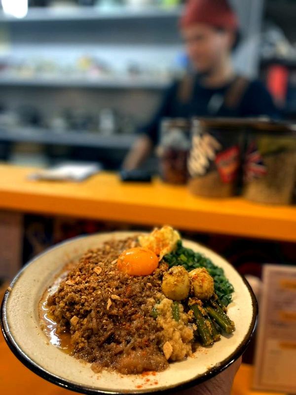 盛り付けたてのカレープレートを手に