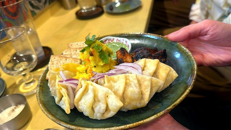 水餃子とタンドリーチキン、じゃがいものアチャール盛り合わせ